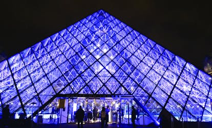Tour de Natal pelo Louvre, pela Champs Elysées e pelo Arco do Triunfo